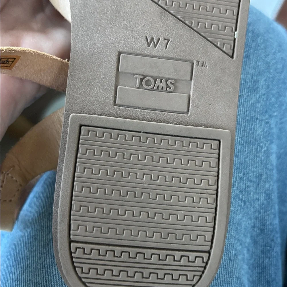 TOMS Lexie sandstorm metallic flat sandals size 7 tan